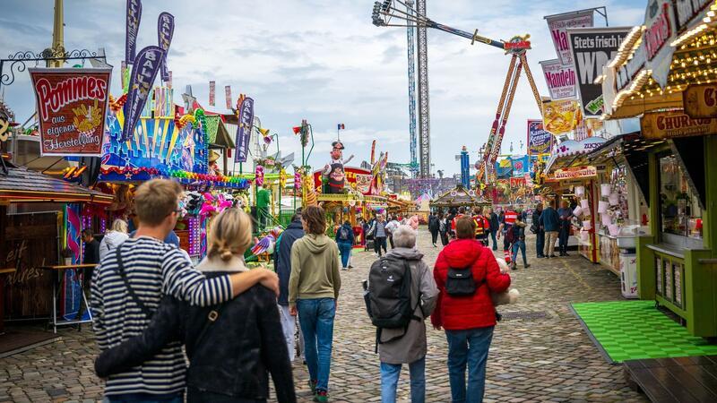 Bremer Freimarkt mit Fassanstich eröffnet Auf der Bürgerweide findet der 988. Freimarkt statt.
