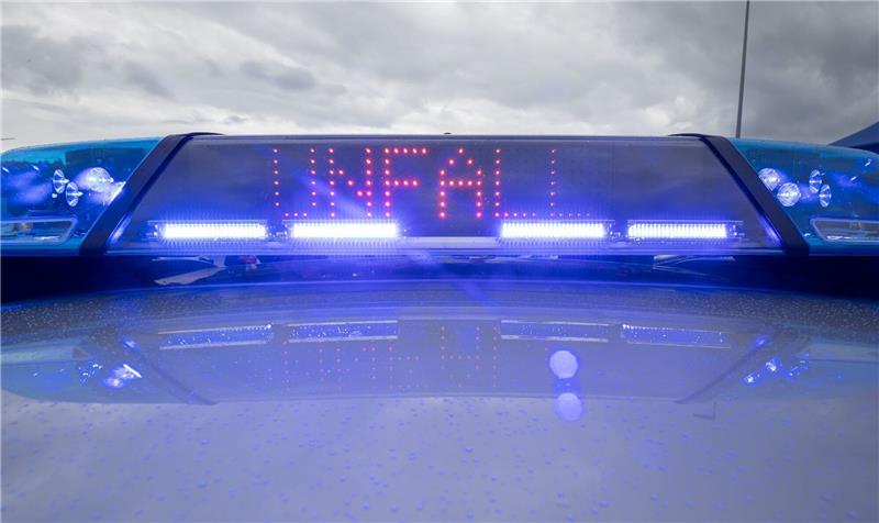 Auf der Bundesstraße 207 unweit der Grenze zu Mecklenburg-Vorpommern waren am Montagabend gegen 17 Uhr zwei Autos frontal zusammengestoßen. Symbolfoto: dpa