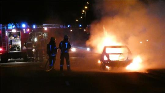 Auf der Bundesstraße 212 ist in der Nacht zu Montag ein Auto ausgebrannt.
