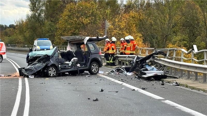 Auto stürzt nach Unfall in Mittellandkanal - drei Tote Auf der Bundesstraße 4 hat es einen schweren Unfall gegeben.
