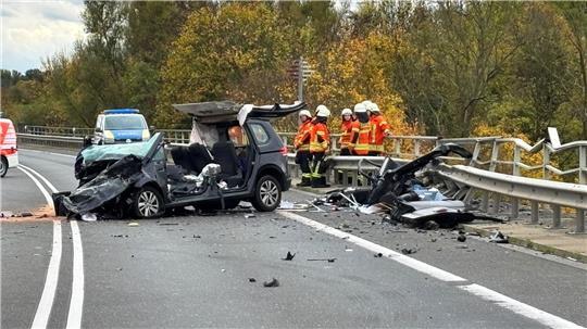 Auf der Bundesstraße 4 hat es einen schweren Unfall gegeben. 