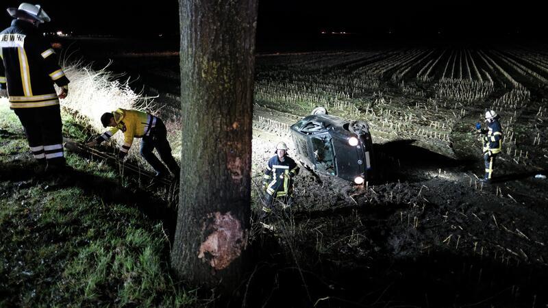 Autofahrerin bei Unfall auf B73 schwer verletzt - Staus im Berufsverkehr Auf der Bundesstraße 73 bei Himmelpforten ist am Freitagmorgen eine Autofahrerin verunglückt.