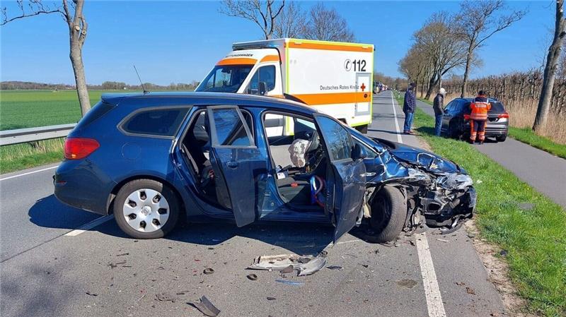 Rettungswagen ausgewichen: Autos stoßen auf B73 zusammen Auf der Bundesstraße 73 fuhr die Fahrerin eines Opels fast ungebremst auf einen Ford auf. Foto: Lange