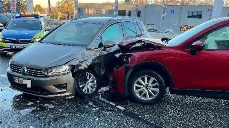 Auf der Bundesstraße 73 sind zwei Autos kollidiert.