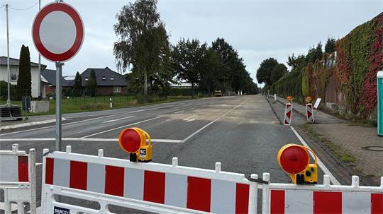 Eine Absprerrung steht auf der Bundesstraße 73 bei Horneburg.
