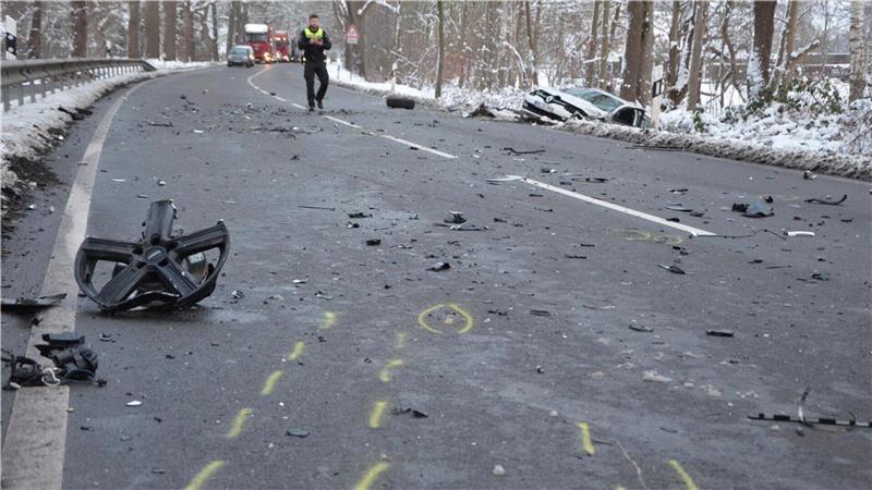 Fahrer eingeschlafen? Crash auf der B74 in Bremervörde - Zwei Verletzte Auf der Bundesstraße lagen zahlreiche Trümmerteile der Fahrzeuge.