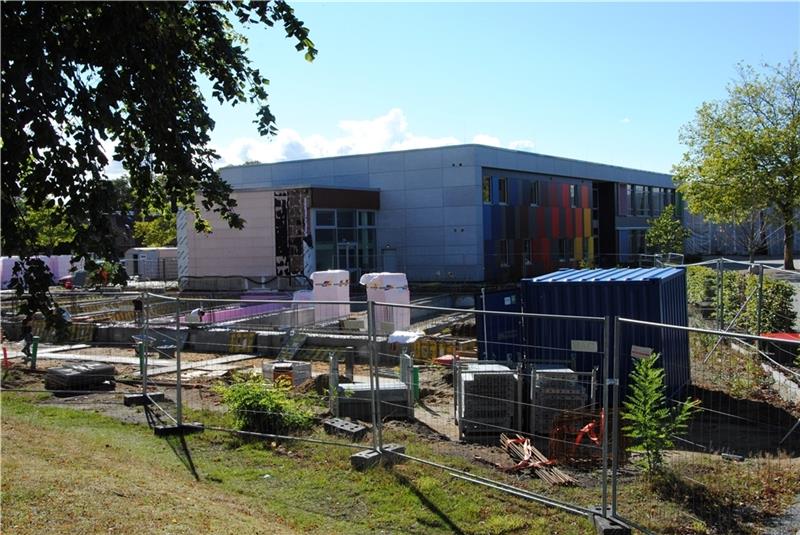 Auf der Camper Höhe entsteht für die künftige Oberschule eine Mensa. Im Hintergrund der neue Trakt mit zwölf Klassenräumen. Foto: Stief