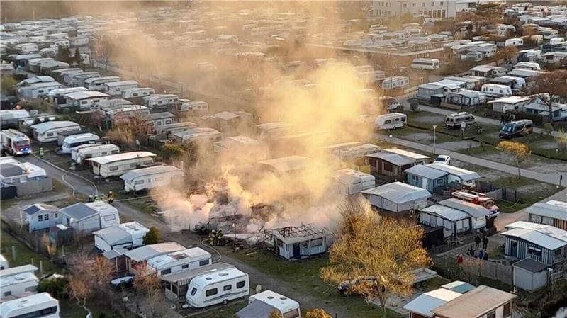 Auf der Campingfläche hinter dem Hotel Wernerwald in Sahlenburg waren am Sonnabend drei Wohnwagen und ein Transporter in Brand geraten und sorgten für einen Großeinsatz der Feuerwehren.