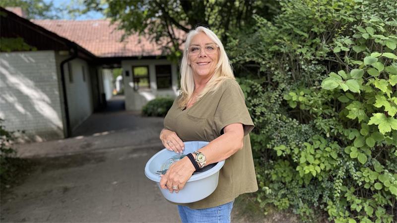 Camping in Sauensiek: Was verschlägt Urlauber in das kleine Dorf? Auf der Durchreise: Patricia Keereweer aus Amsterdam hier auf dem Weg zum Abwaschen.