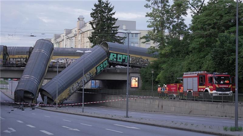Ein Toter und viel Blechschaden bei Güterzug-Unfall Auf der Eisenbahnbrücke, wo die Gleise über eine Weichenverbindung zusammengeführt werden, soll ein Güterzug auf das Gleis mit dem anderen Zug geleitet worden sein.