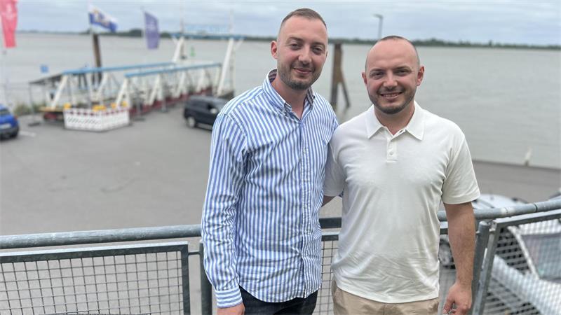 Das haben die beiden Brüder mit dem Elbblick auf Stadersand vor Auf der Elbblick-Terrasse: Ergys und Bajram Palushi schätzen die Aussichten aufs Fahrwasser.