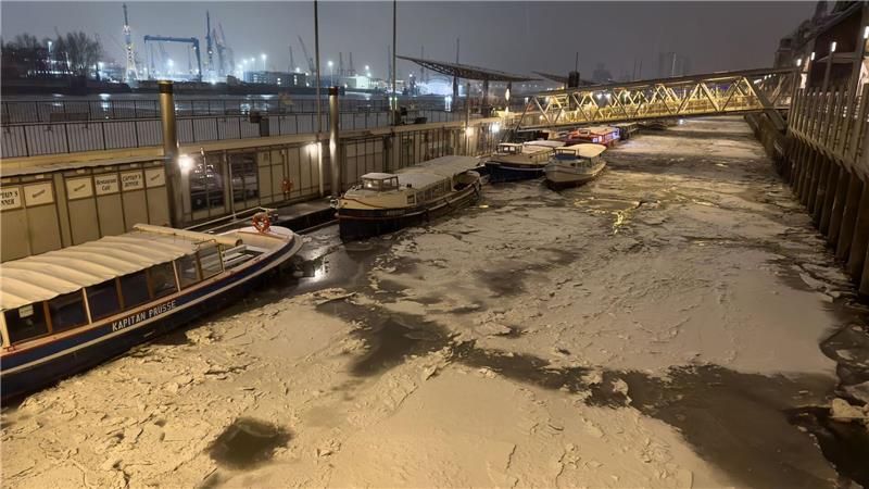 Auf der Elbe haben sich Eisschichten gebildet.