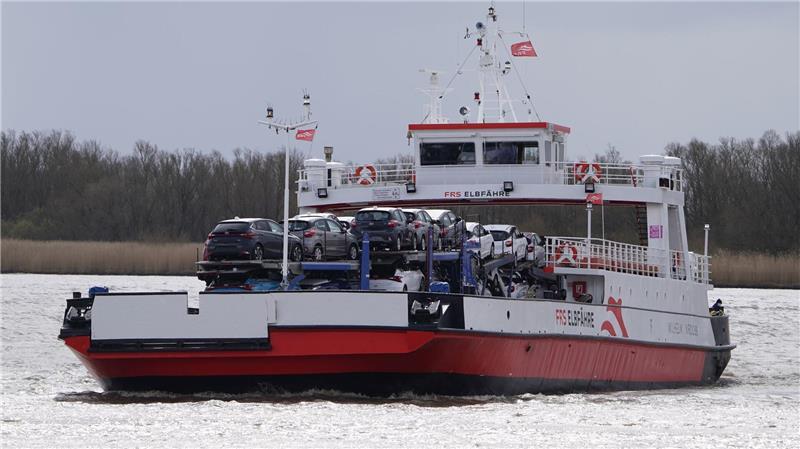 Auf der Elbfähre zwischen Glückstadt und Wischhafen müssen Fahrgäste jetzt einen Zuschlag zahlen. (Archivfoto)
