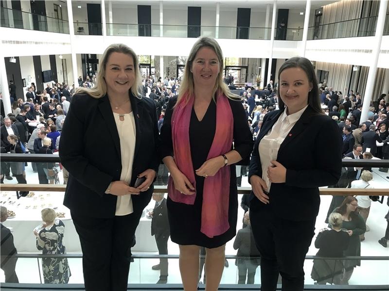 Auf der Empore mit Blick auf den Eingangsbereich des Landtagsgebäudes: Melanie Reinecke, Birgit Butter (beide CDU) und Corinna Lange (SPD, von links) am ersten Sitzungstag in Hannover. Foto: Wisser