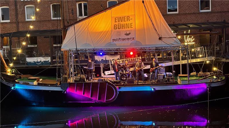 Auf der Ewer-Bühne spielt am Abend die Band Island Monkeys Coversongs.