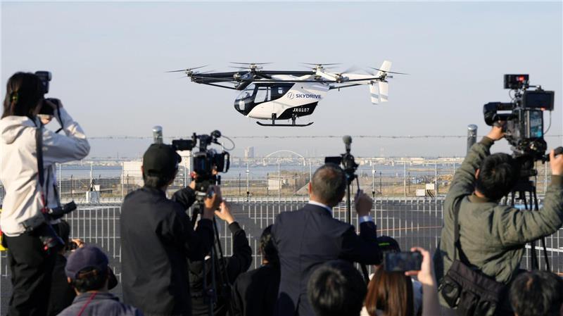 Japans Kaiser läutet die Expo ein Auf der Expo ist neben Robotern auch ein „fliegendes Auto“ zu sehen.