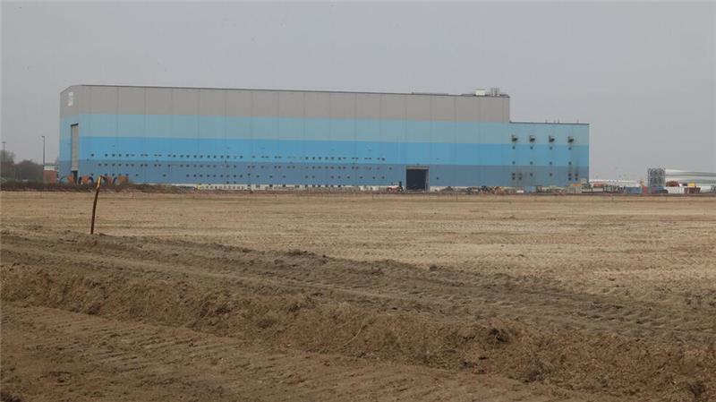 Auf der Fläche zwischen Titan und Siemens wird der Splitt in den kommenden Monaten vom Unternehmen Bodo Freimuth aus Bülkau verteilt.