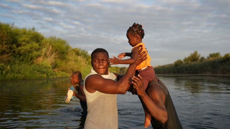 Juristisches Tauziehen um Einwanderungsgesetz für Texas Auf der Flucht vor Armut und Konflikten in ihren Heimatländern kommen täglich Tausende Menschen in die USA - unter anderem über den Grenzfluss Rio Grande aus Mexiko.
