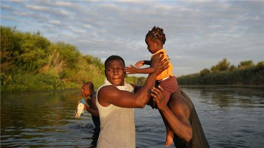 Auf der Flucht vor Armut und Konflikten in ihren Heimatländern kommen täglich Tausende Menschen in die USA - unter anderem über den Grenzfluss Rio Grande aus Mexiko.