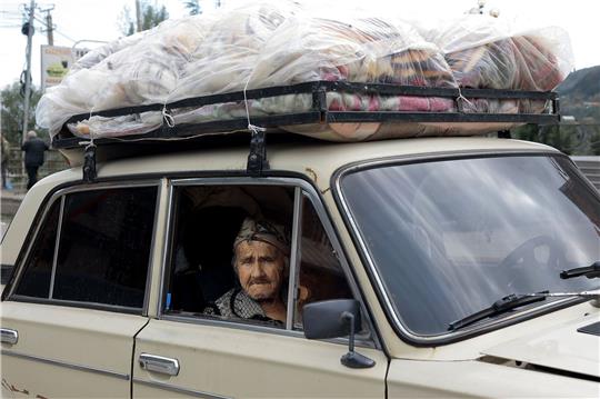 Auf der Flucht: Eine armenische Frau aus Berg-Karabach kommt im armenischen Goris an.