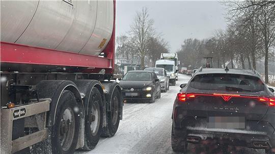 Auf der Freiburger Straße in Stade staut sich am Mittwochmorgen der Verkehr.