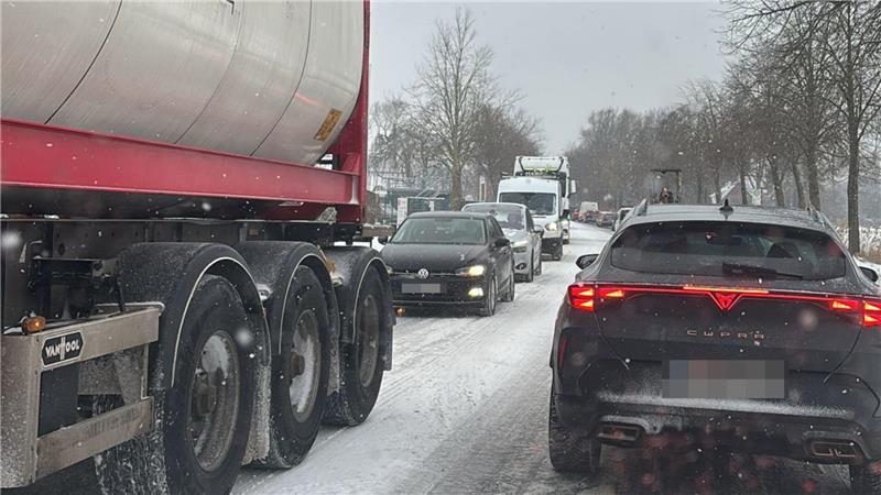 Auf der Freiburger Straße in Stade staut sich am Mittwochmorgen der Verkehr.