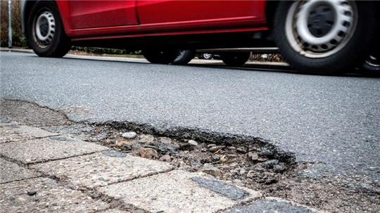 Auf der Geest sollen Straßenschäden an vielen Stellen ausgebessert werden. (Symbolbild)