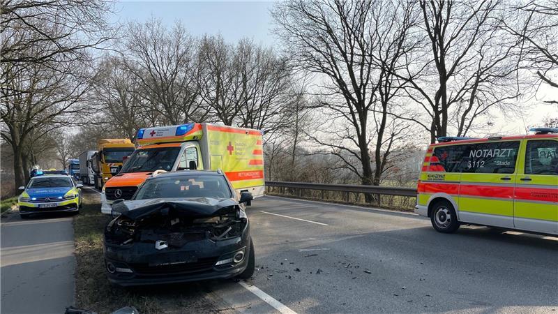 Bremsmanöver mit Folgen – Unfälle und verletzte Düdenbüttelerin auf B73 Auf der Gegenfahrbahn krachte ein Renault in einen Dacia.