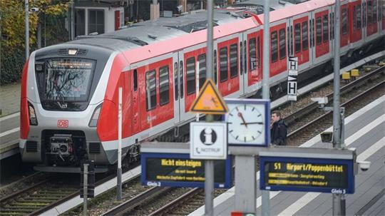 Auf der Hamburger S-Bahnlinie S1 fahren am Wochenende keine Züge zwischen Wedel und Altona. (Archivbild)