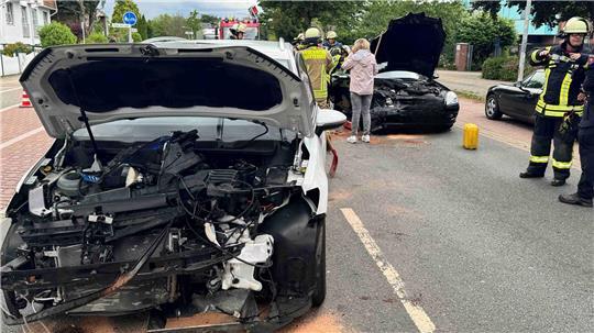 Auf der Harburger Straße in Buxtehude stießen ein weißer VW und ein schwarzer Mercedes zusammen.