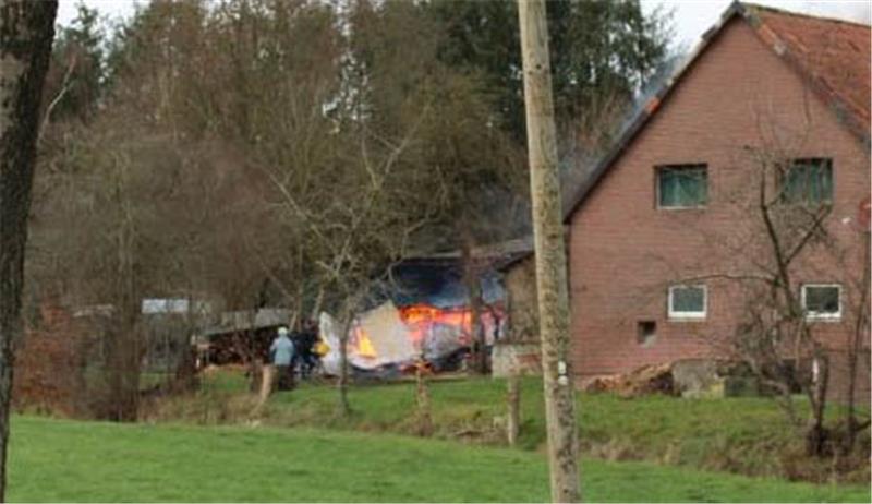 Auf der Hofstelle war ein Schuppen in Brand geraten. Bild: Jürgen Bockelmann