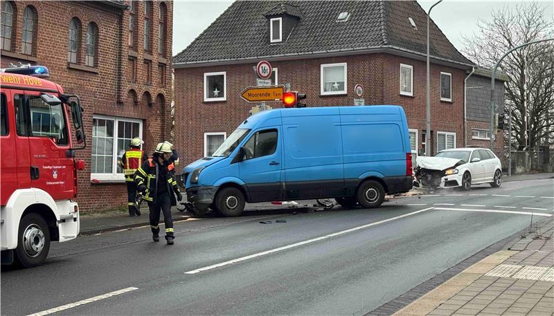 Auf der Hove-Brücke in Jork kam es am Montag zu einem Unfall.