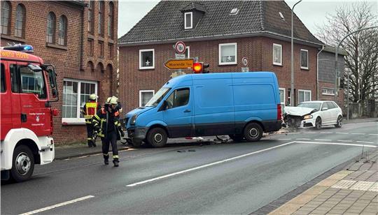 Auf der Hove-Brücke in Jork kam es am Montag zu einem Unfall.