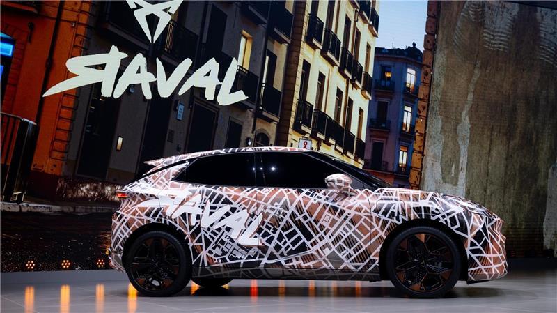 Auf der IAA Mobility in München war der jetzt enthüllte Cupra Raval noch getarnt zu sehen. (Archivbild)