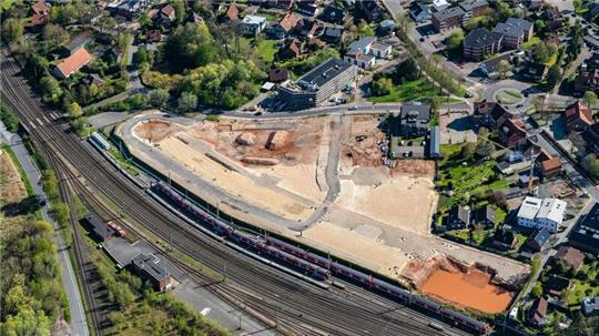 Auf der Industriebrache des ehemaligen Stader Mineralölwerkes an den Bahnschienen wollte Projektentwickler HIT Wohnungen errichten. Bebaut wurde die Fläche bis heute nicht.