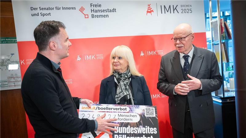 Auf der Innenministerkonferenz in Bremen hat die Gewerkschaft der Polizei Berlin eine Petition für ein Böllerverbot übergeben.