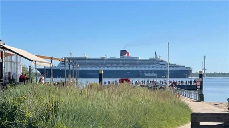 Auf der Insel Krautsand kamen viele zum Bestaunen des Ozeanriesen an den Anleger. Danke an Janina Middeke für das Foto.
