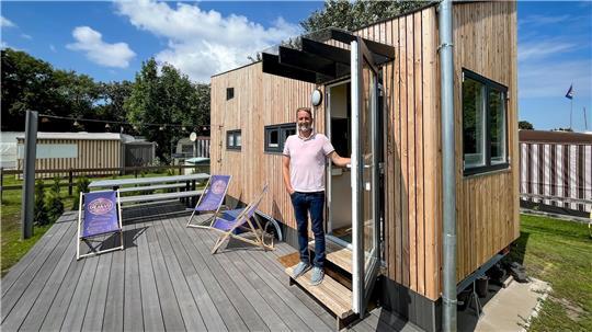 Auf der Insel Neuwerk zeigt Steffan Griebel das erste Tiny House. 