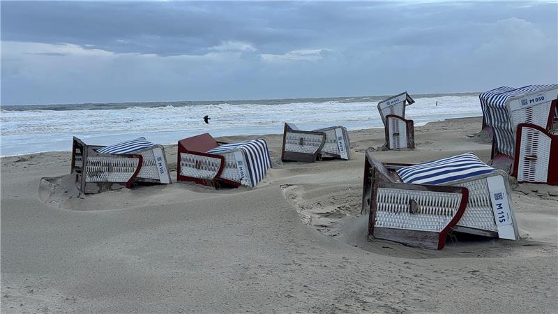 Sturmtief zieht über Niedersachsen und Bremen Auf der Insel Norderney kippten etliche Strandkörbe um.