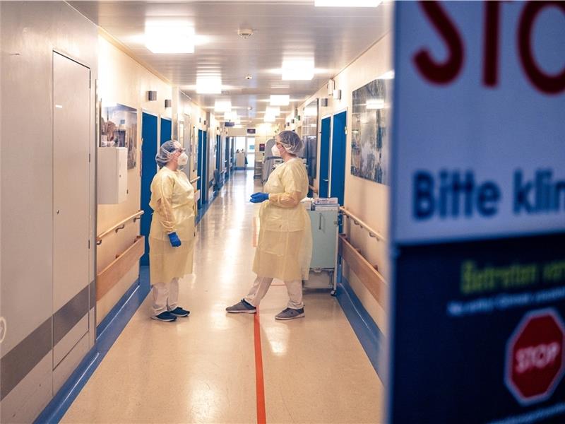 Auf der Isolierstation im Elbe Klinikum Stade werden Covid-19-Patienten behandelt. Die pandemiebedingten Kosten werden den Krankenhäusern nicht mehr bezahlt. Foto: Daniel Hajduk