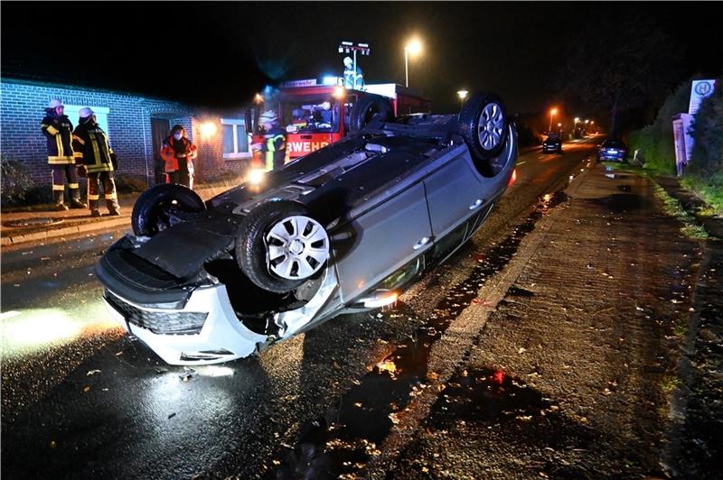 Fahrerin verletzt: Auto überschlägt sich auf K37 in Bliedersdorf Auf der K 37 ist am Mittwochabend in Bliedersdorf-Postmoor ein Pkw auf dem Dach gelandet. Foto: Vasel
