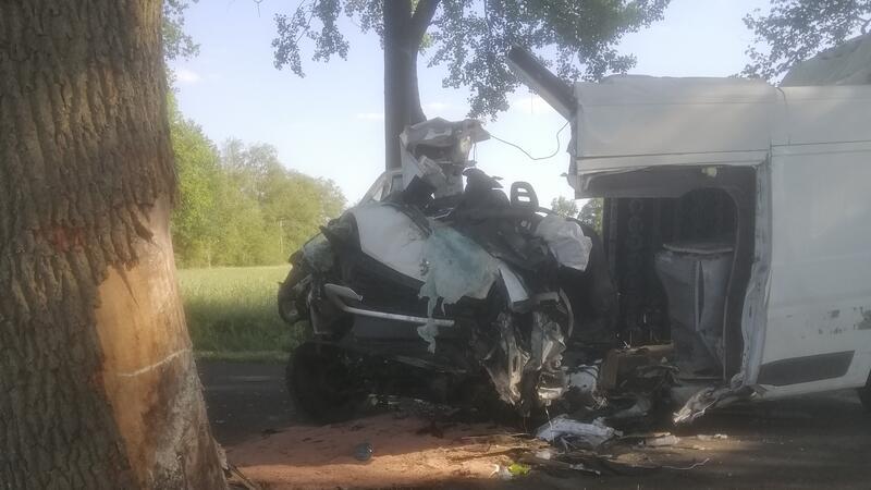 Tödlicher Verkehrsunfall: Transporter prallt gegen Baum – Fahrer stirbt Auf der K109 ist ein Transporter frontal auf einen Baum geprallt.
