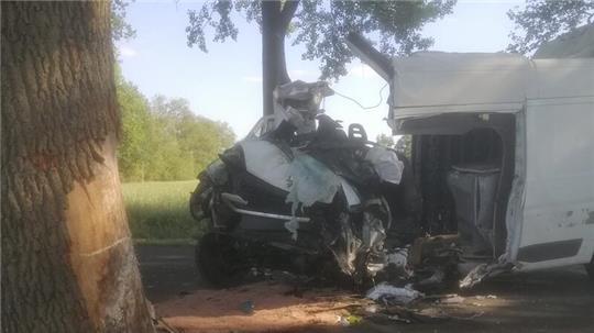 Auf der K109 ist ein Transporter frontal auf einen Baum geprallt.