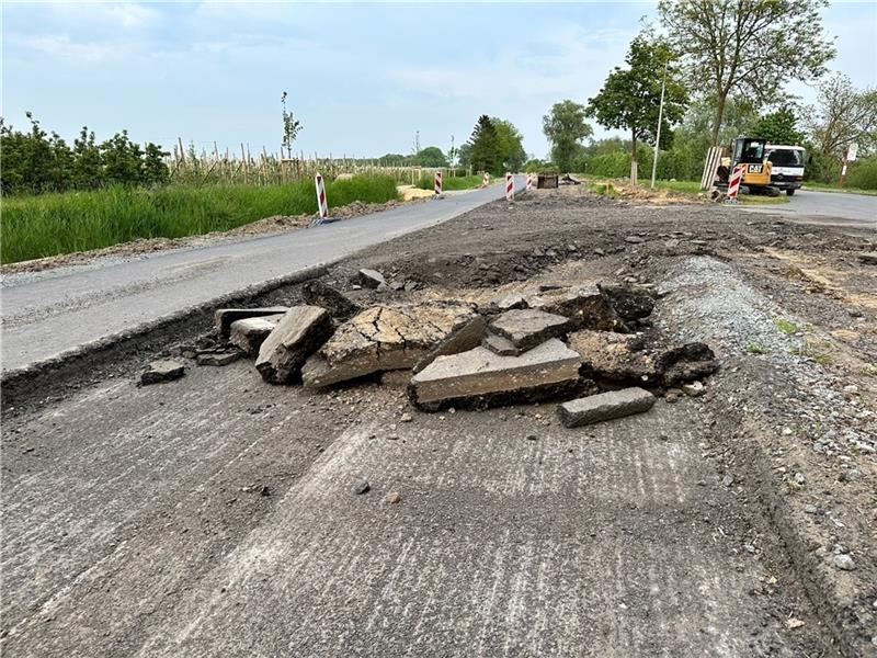 Auf der K39 wir die alte Fahrbahn entfernt. Foto: Beneke/Landkreis Stade