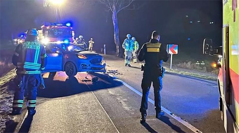 Auf der Kreisstraße 27 hat es am Donnerstagabend gekracht. Feuerwehr und Polizei waren vor Ort.