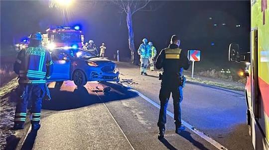 Auf der Kreisstraße 27 hat es am Donnerstagabend gekracht. Feuerwehr und Polizei waren vor Ort.