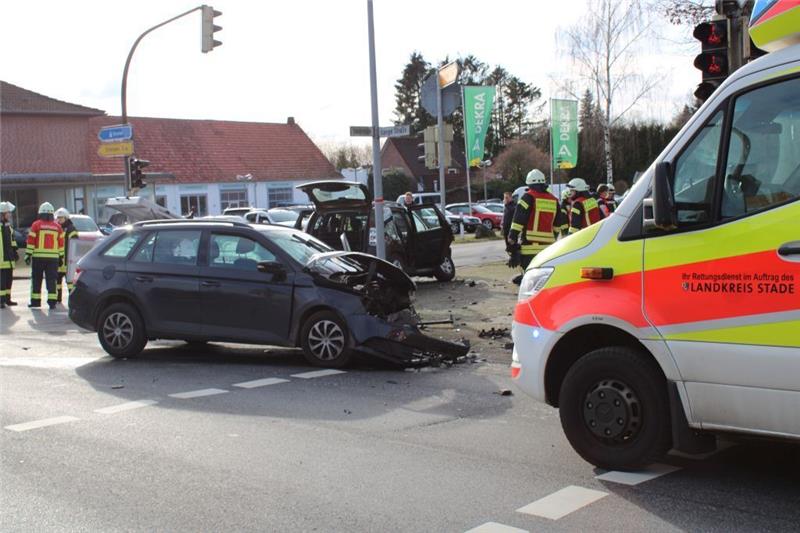 Auf der Kreuzung in Ahrenswohlde stießen ein Skoda und ein Dacia zusammen. In beiden Fahrzeugen waren Hunde. Foto: Feuerwehr Harsefeld