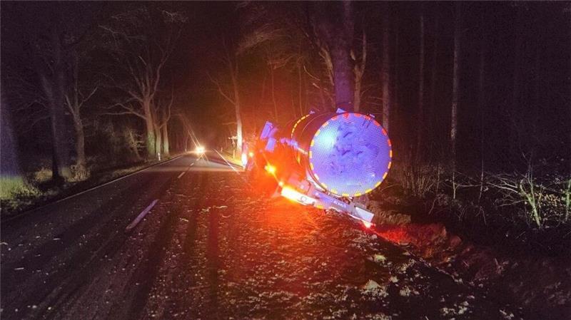 Auf der L120 bei Debstedt (Kreis Cuxhaven) musste ein Milchlaster aus dem Seitenraum geborgen werden.