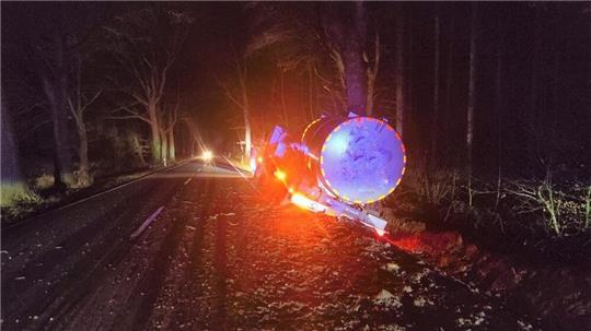 Auf der L120 bei Debstedt (Kreis Cuxhaven) musste ein Milchlaster aus dem Seitenraum geborgen werden.