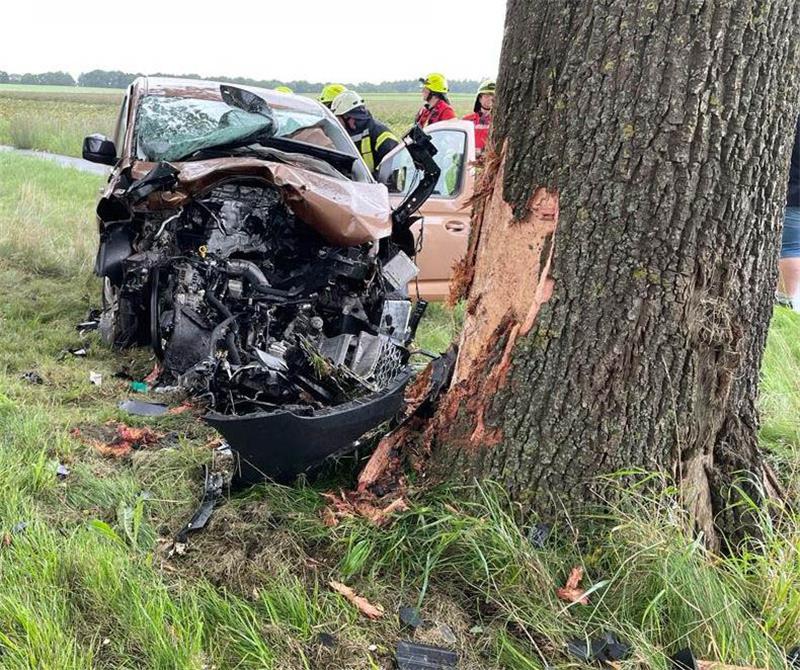 50-jähriger Autofahrer bei Unfall auf der L123 schwer verletzt Auf der L123 prallte ein VW-Caddy gegen einen Baum. Foto: Polizei